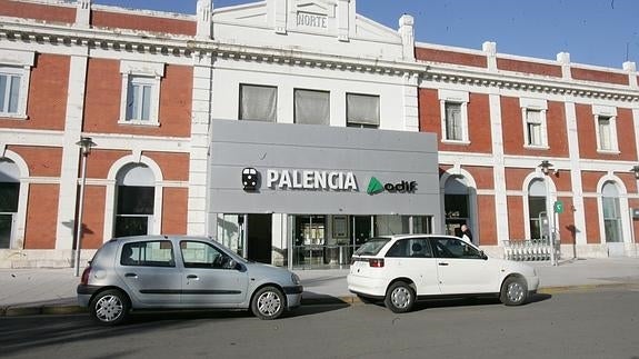 Fachada principal de la estacion de trenes de Palencia.