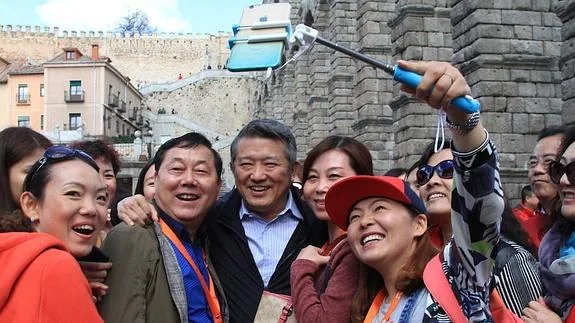 Dongsheng Chen, en el centro, se fotografía con varios compatriotas junto al Acueducto de Segovia.