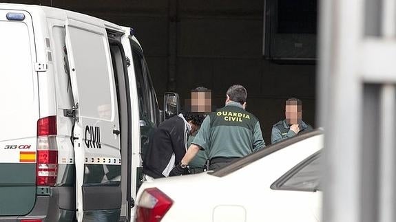 Agentes de la Guardia Civil escoltan al detenido a su llegada a la Comisaría. Ical