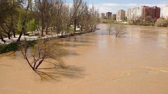 El río cubre las aceñas y la pesquera aguas abajo del Puente Mayor. 