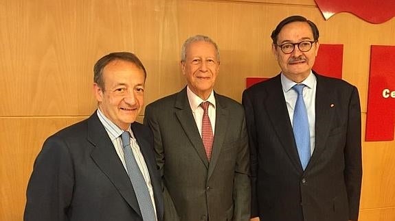  De izquierda a derecha, José Miguel Isidro, Rachid Belmokhtar, ministro de Educación Nacional de Marruecos y Ricardo Díez-Hocheiltner, embajador de España en el reino alauita. 