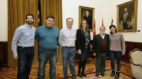 La presidenta de la Diputacion, Ángeles Armisén, flanqueada por Jesús García (izda). y Carlos Morchón (dcha.) junto a otros miembros del Ayuntamiento de Villamuriel. 