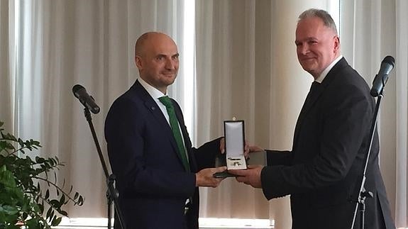 László Szabó (derecha) entrega la condecoración a Juan Vicente Olmos. El Norte