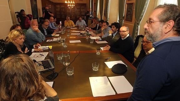 Los miembros del jurado, durante la reunión de ayer. De Torre