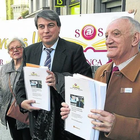 Policarpo Sánchez y José Luis Ingelmo, el día que entregaron 30.000 firmas en la sede de la Generalitat en Madrid. 