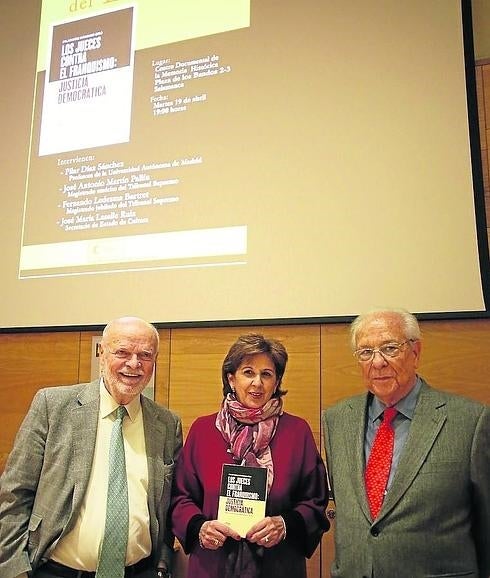 El magistrado emérito del Tribunal Supremo, José Antonio Martín Pallín, la autora del libro, Pilar Díaz Sánchez, y el consejero permanente del Consejo de Estado, Fernando Ledesma. 