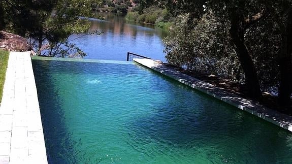 Piscina natural diseñada por una empresa segoviana.El Norte