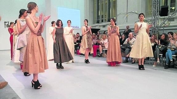 Fely Campo posa con sus modelos al final del desfile en Madrid.