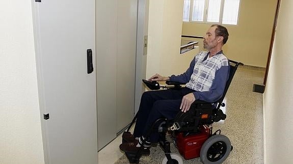 Américo Rodrigues muestra el ascensor instalado en su vivienda de la calle Arca Real después de 19 años de batalla legal. 