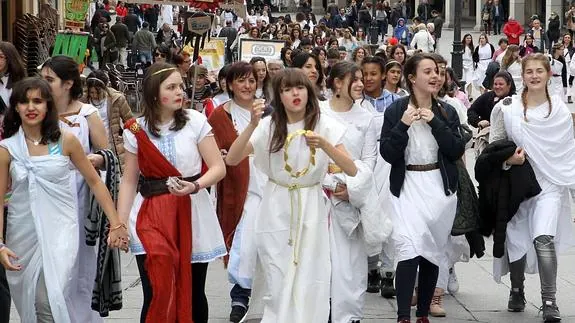 Jóvenes vestidas de romanas, este jueves, en la avenida del Acueducto. Antonio de Torre