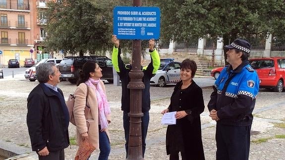 La concejala Claudia de Santos asiste a la colocación de la placa. El Norte