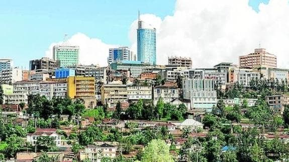 La Kigali City Tower preside la moderna capital, imagen de un país rico en su entorno. China construye el tren que la enlazará en 2018 con las capitales vecinas. Ruanda tiene las mejores tasas de natalidad de su zona.