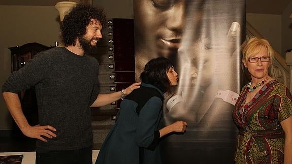 Nerea Barros besa la fotografía de un niño africano en presencia de Juan Ibáñez y Nélida Cano. Antonio de Torre