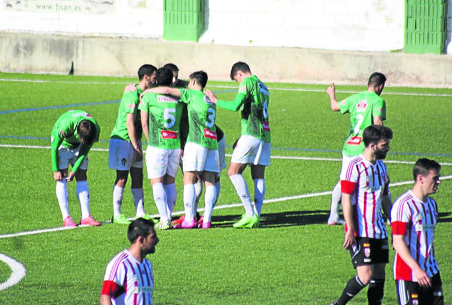 Los jugadores del CDGuijuelo celebran el tanto de Pino ante el Logroñés. 