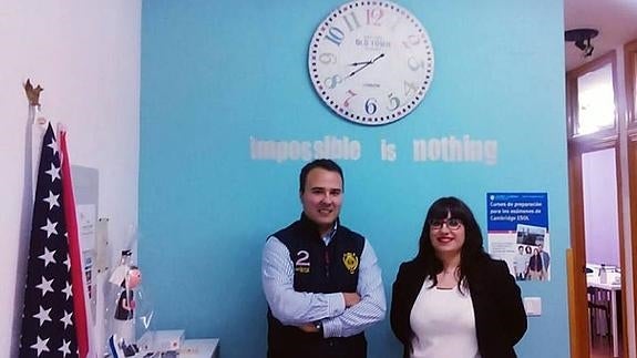Iván Álvarez y Katrina Espinar, en el centro de estudios donde trabajan. 