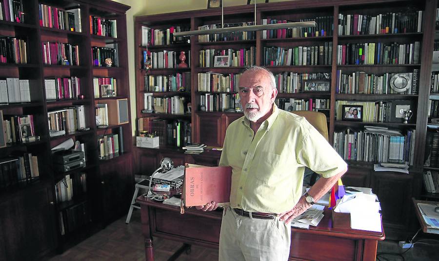 El escritor salmantino Luciano G. Egido, en su despacho.