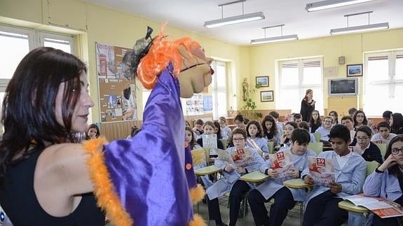 Madame Côcô, durante la presentación de la Marcha Asprona, en el colegio Rafaela María.