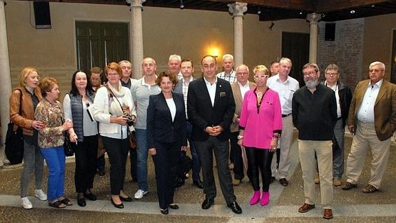 El diputado de Asuntos Sociales, Miguel Ángel de Vicente (centro), con responsables de departamentos de la institución provincial y los miembros de la delegación lituana. El Norte