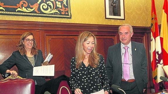 Ángeles Armisén, Carmen Fernández Caballero y Javier San Millán, antes de iniciarse el pleno de la Diputación.
