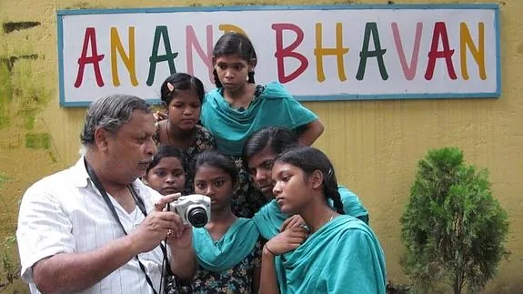 Un grupo de jóvenes de la India cuyas fotografías forman parte del libro. 