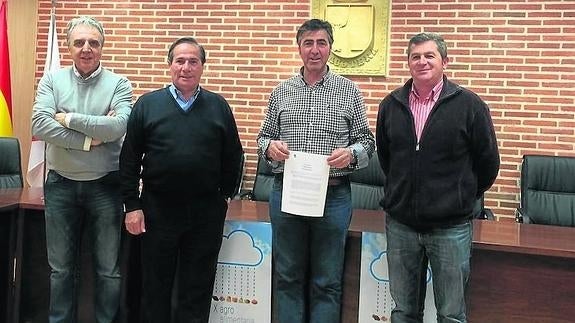 Los cuatros miembros del equipo de Gobierno presentando el premio de poesía.