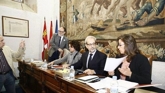 Daniel Hernández Ruipérez, antes de iniciar el Consejo de Gobierno ayer. 