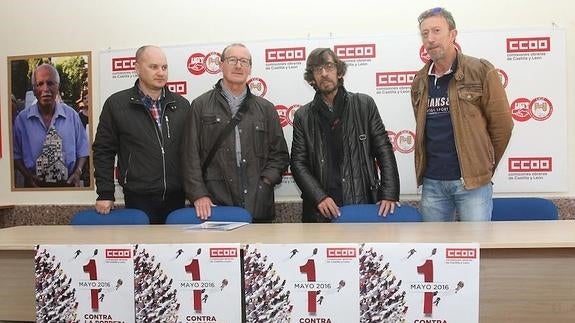 Cosmin Grau y Julián Martínez, de UGT, con Luis González y Juan Carlos González, de CC OO, en la rueda de prensa de este viernes. 