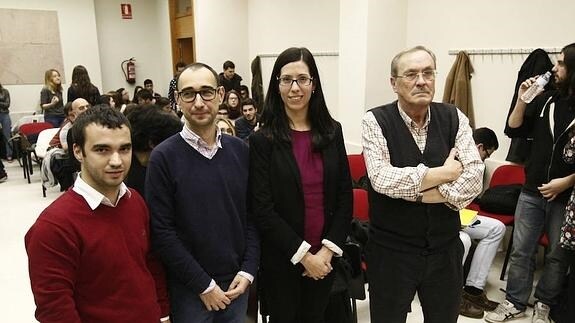 Yañez, de Ciudadanos, Serrada, del PSOE y Lozano, de Podemos, junto a la moderadora, antes de uno de los debates organizados durante la pasada campaña.