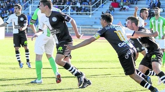 Diego del Castillo celebra con Chamorro, Vitolo y Albertín al fondo el tanto del empate.