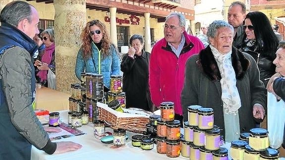 Uno de los puestos de artesanía instalados en Astudillo.