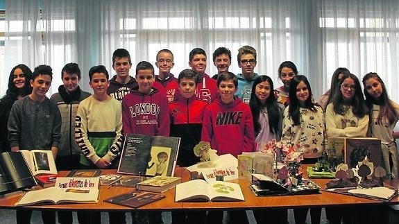 Alumnos de la ESO del instituto Alonso Berruguete, implicados en la exposición.