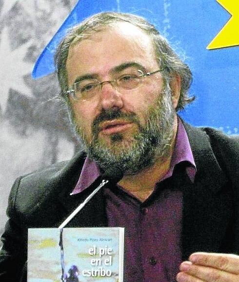 Alfredo Pérez Alencart, con su nuevo libro.