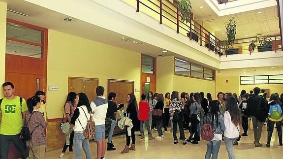 Pasillos llenos de estudiantes en una de las facultades del Campus Unamuno, donde se ubican numerosos departamentos. 