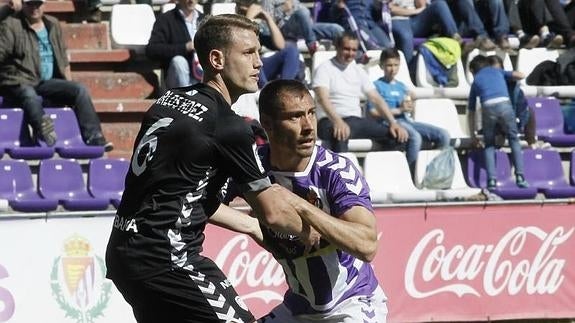 Samuel disputa la posición al jugador del Lugo Carlos Hernández. 