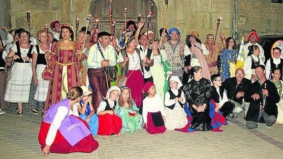 La Asociación de Amigos del Patrimonio de Dueñas organiza anualmente la Ruta de Antorchas.