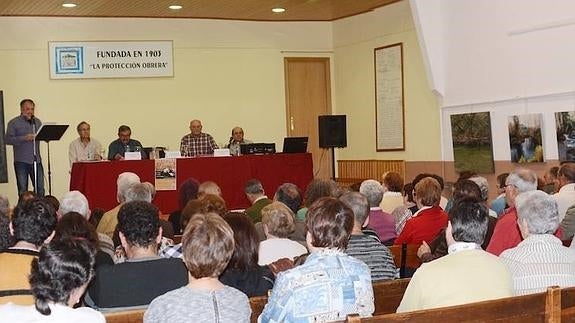 El público escucha con atención uno de los poemas. 