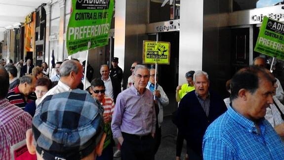 Manifestacion de afectados por la venta de participaciones preferentes y obligaciones subordinadas en junio de 2014 em Valladolid. / EL NORTE 