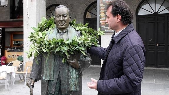 El alcalde Pedro Arahuetes coloca una corona de laurel en 2012 sobre la estatua de Antonio Machado, la única personalidad con los dos títulos de Hijo Adoptivo e Hijo Predilecto de Segovia.