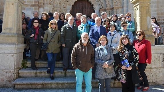 Los alumnos posan a las puertas de la Colegiata de Toro. 