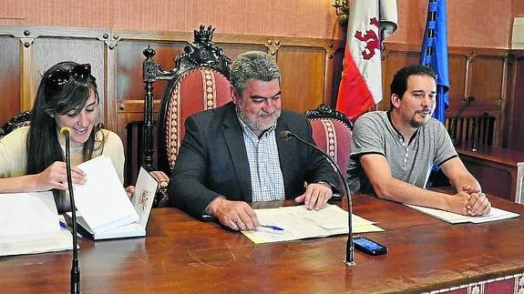 Soraya Mangas, Juan Tomás Muñoz y Domingo Benito en rueda de prensa.
