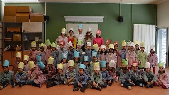 Uno de los grupos con profesoras y cocineros.