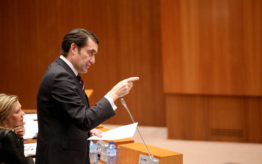 El consejero de Fomento y Medio Ambiente, Juan Carlos Suárez-Quiñones, durante su intervención en el Pleno de las Cortes de Castilla y León. 