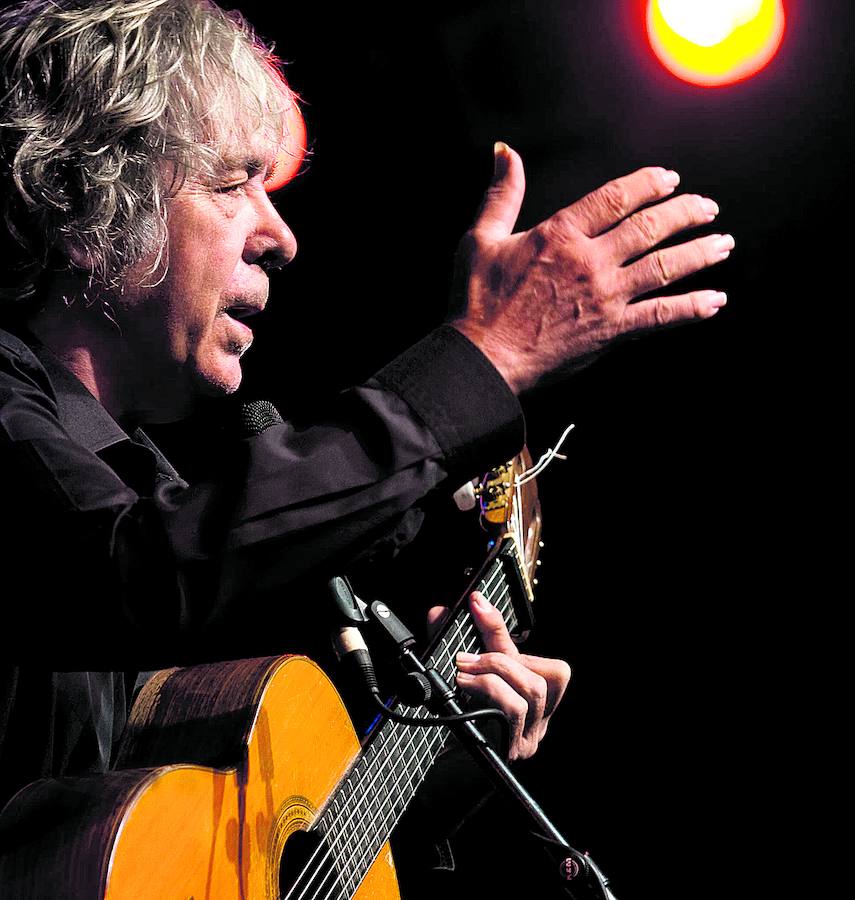 Paco Ibañez, durante un concierto en Essaouira (Marruecos). Zacarías García