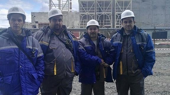 Diego López de Frutos, Iván del Tío, Florencio Alonso y Javier Fernández, en la planta de Chernóbil. 