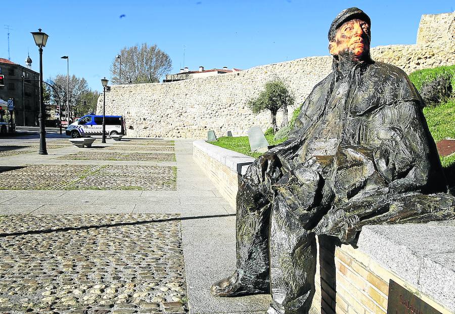 Aspecto que luce la estatua de Pepe Ledesma después de sufrir esta semana el ataque del ‘vándalo de la pintura naranja’. 