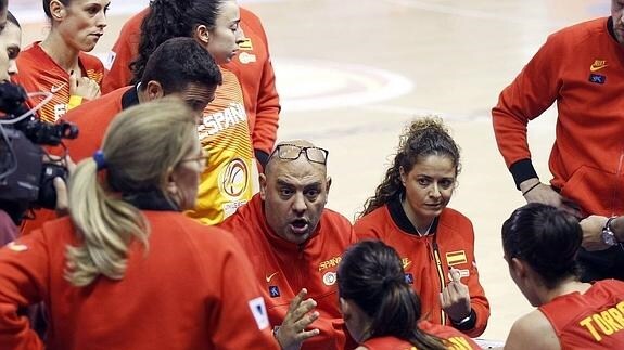 Mondelo da instrucciones a sus jugadoras durante un tiempo muerto. 