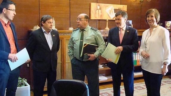 Representates de la Guardia Civil, Diputación y Subdelegación del Gobierno, en la comisión de seguimiento. 