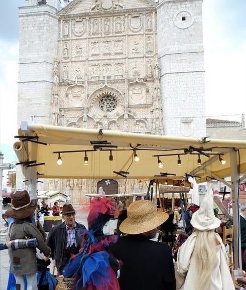 Puestos artesanos en la plaza de San Pablo.