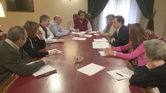 Sánchez cabrera junto a los representantes de UCE Arévalo y la Plataforma del Ferrocarril