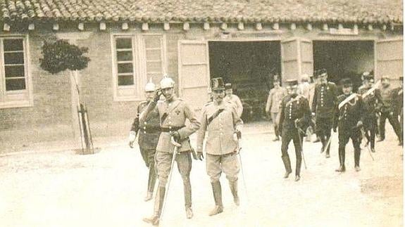 Alfonso XIII visita la Academia de Caballería en mayo de 1914